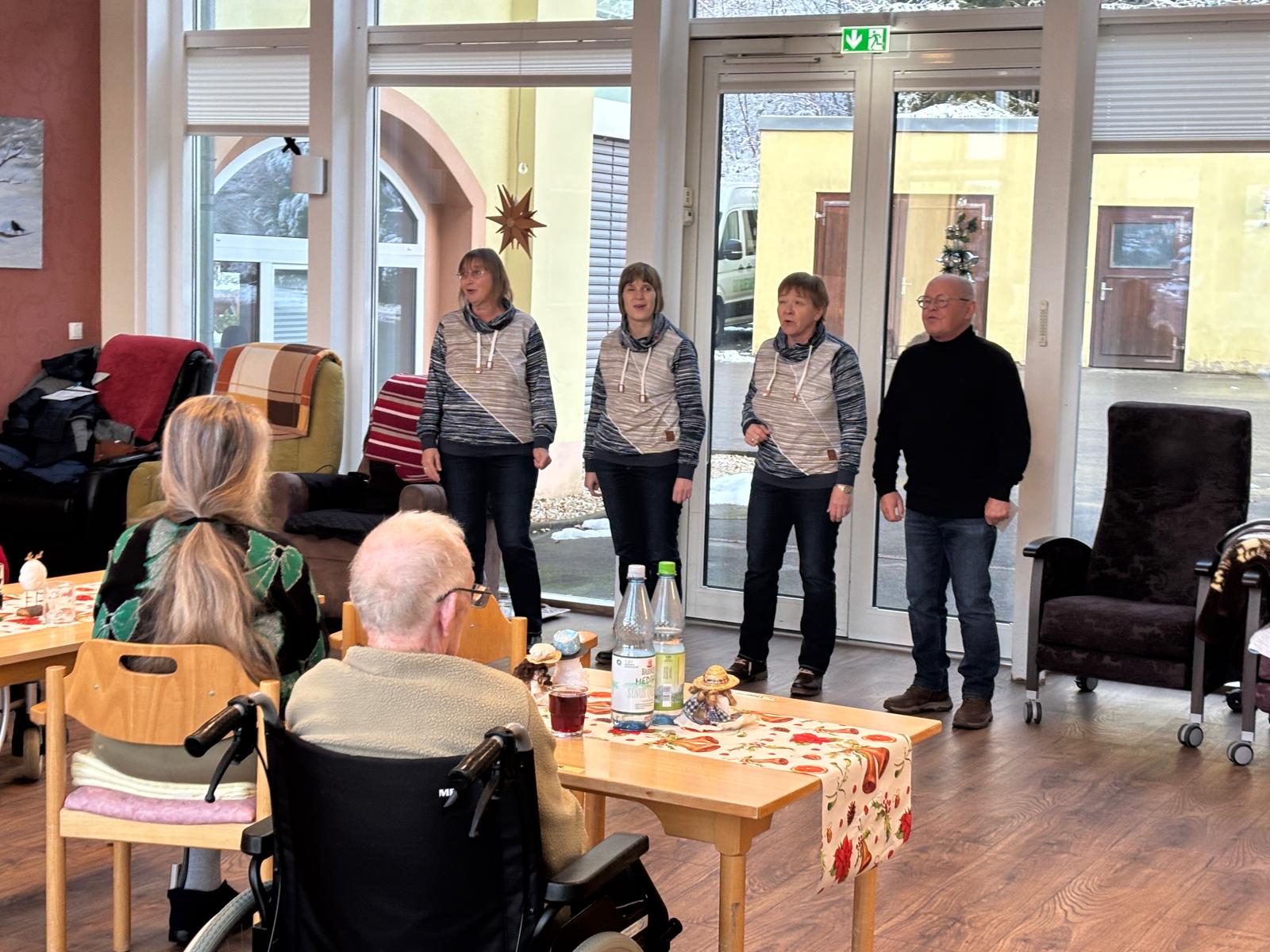 Die Blinden Hühner singen zu einer Adventsfeier für die Bewohner  von Gut Gleesberg